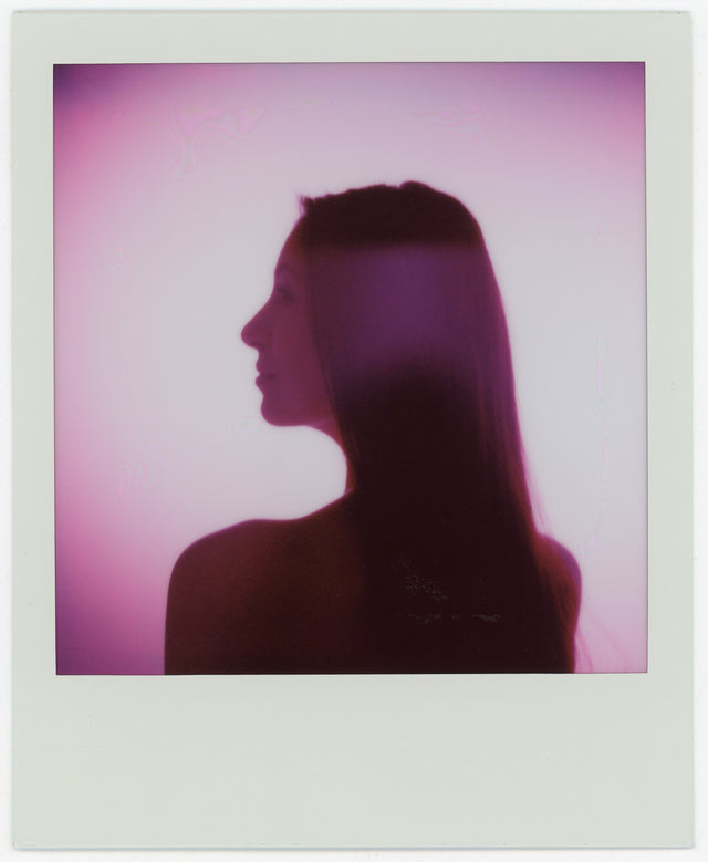 Shoots SX-70 and 600 film