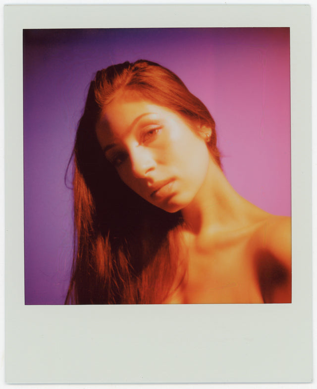 Shoots SX-70 and 600 film