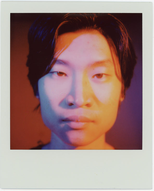 Shoots SX-70 and 600 film